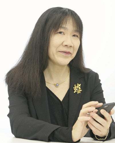 選手の勇気に敬意…編集委員 結城和香子
延期となって、1年日本の地で待ち続けた聖火が、きょう開会式で国立競技場に 灯とも る。しかしその炎が照らし出す東京五輪は、本来の炎に映るはずだったものとは様変わりしてしまった。
競技会場から観客は消え、人々は自宅での応援を促され、選手はスポーツ史上最も厳しい感染症対策を最優先し競技に臨む。五輪チケットが関心事だった、わずか1年半前からは想像もできない。期待していた五輪像からの落差に、大会をどう捉えたらいいのか、戸惑う人も多いだろう。
コロナ禍は世界を変え、社会を変えた。東京五輪の「新たな日常」は、それを痛いほど突きつける。その象徴が世論の反応だ。来日した国際オリンピック委員会(IOC)のトーマス・バッハ会長は17日、日本国民に「世界の選手たちを支えてほしい」と嘆願した。記者が13大会を取材した中、直前まで課題が山積し批判が続いた大会はあるが、IOC会長が開催国の国民に、スポーツの本質であり五輪の中核である選手たちへの、支持を求めた記憶はない。
これでいいのだろうか。
五輪とは、単なる器でも一過性のイベントでもない。世界の人々とつながる窓であり、私たちが社会をより良く変え、未来に投資し、世界に貢献するための機会なのだ。学校の国際交流から被災地での取り組みまで、8年を投じた積み重ねが無為に過ぎては、あまりに口惜しい。
きょう、世界は東京を見つめる。200を超える国・地域と難民選手団の若者たちが、困難に直面し、それでも自分と仲間を信じ、ただ五輪という舞台を目指して集う姿を。ここまで来ただけで、すでに彼らは何かを成し遂げている。考えの違いがあってもいい。彼らの人間性と勇気、強さに深い敬意を表したい。
敗北や挫折に満ちたスポーツは、人生の縮図のようなものだ。選手の人間性に、心に響く何かがあったなら、涙を流すのに理由はいらない。それが人に備わる共感という力だからだ。私たちが心の底で、希望を信じる力を失っていない証しだ。
感染症拡大による延期は五輪史上初だ。コロナ禍という人類の試練にあって、世界との約束を守るため、日本が何を貫こうとしたかが歴史に残る。東京大会で問われているのは、私たちの信念なのかもしれない。