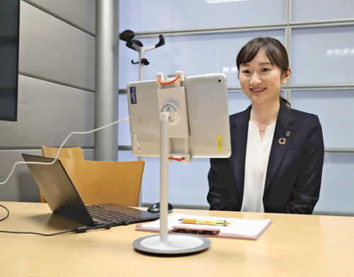 最終面接を対面では行わない企業も…大学生らの採用選考が解禁、青田買いの傾向強まる
2021/06/01 15:24
新型コロナ
来春卒業予定の大学生らに対する企業の面接などの採用選考が1日、解禁された。コロナ禍2年目の採用はオンラインが定着し、混乱があった昨年と比べ、スムーズに進んでいる。
オンラインで面接を行う損保ジャパンの人事担当者(1日、東京都新宿区で)=青木瞭撮影
東京都新宿区の損害保険ジャパンの本社で1日午前、オンライン面接が始まった。冒頭で人事担当者は男子学生に「朝ご飯はちゃんと食べられましたか」などと質問し、緊張をほぐしていた。同社は昨年から面接をオンラインに切り替え、最終面接も対面では行わない。
解禁前に事実上の選考活動を行い、すでに内定を出している企業は多い。リクルートによると、5月15日時点の大学生の就職内定率は前年同期比10・0ポイント増の59・2%だった。昨年は採用活動を一時休止する企業もあったが、今年は企業と学生の双方がオンラインに慣れ、企業が学生を早期に囲い込む「青田買い」の傾向が強まったとみられる。
政府が定める採用ルールでは、内定の解禁日は10月1日。採用活動は大手企業で一段落した後、中小企業で本格化し、秋冬まで続く見通しだ。観光や運輸など大きな打撃を受けた業界では採用を絞る一方、業績が回復している製造業は採用もおおむね堅調で二極化している。