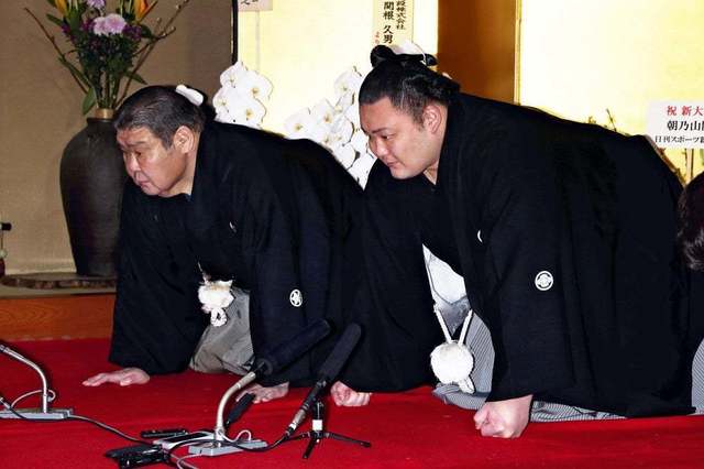 【独自】元大関朝潮の錦島親方が退職、朝乃山関違反で引責か
2021/06/11 05:00
大相撲の元大関朝潮の先代高砂親方(65)(現・錦島親方)が日本相撲協会を退職したことが10日、関係者の話で明らかになった。相撲協会の新型コロナウイルス対策指針に違反したとして協会から調査を受けている大関朝乃山関の前師匠にあたり、弟子の監督責任を取ったとみられる。
大関昇進の伝達を受けた朝乃山関(右)と元大関朝潮の高砂親方(現・錦島親方)(昨年3月25日)
朝乃山関は夏場所直前に無断外出したとして夏場所12日目から謹慎休場。協会は11日に臨時理事会を開き、朝乃山関の処分を検討する方針だった。先代高砂親方は昨年12月に65歳の相撲協会定年を迎え、部屋の師匠は元関脇朝赤龍の現・高砂親方が引き継いだ。現在は再雇用制度を利用して錦島親方として協会に残っていた。
