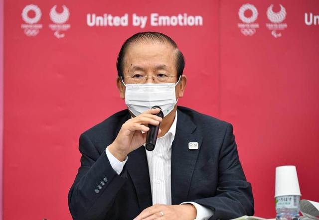 【東京五輪】武藤事務総長 小中学生の五輪観戦に「スポーツの力を感じていただく意義がある」
2021年06月18日 21時02分
武藤敏郎事務総長(代表撮影)
東京五輪・パラリンピック組織委員会の橋本聖子会長(56)と武藤敏郎事務総長(77)が18日、都内で会見を行った。
この日午前、政府の新型コロナウイルス感染症対策分科会・尾身茂会長(72)ら専門家有志から大会開催へ向けた提言を受けた組織委。現在、無観客開催も含めた観客上限数の議論が佳境に入っている中、スポンサーや関係者の入場について問われた武藤事務総長は「ご承知の通りスポンサーの権利としてチケットの配分を受けるということがあります。その権利は大事にしていかなければならないと基本的には思っております」と話した。
また、都内の小中学生らに五輪観戦の機会を提供する「学校連携観戦プログラム」にも言及。当初は81万人の子供たちを動員することが計画されていたが、各自治体でキャンセルが続出している。
その現状を踏まえた上で、武藤事務総長は「これからの検討課題だと思っております。いろいろな自治体からのご意見もありますが、この五輪パラリンピックを若い世代の人たちが見て一生の思い出になる、何かを感じていただく、スポーツの力を感じていただく、非常に意義のある部分もあります。我々としては意義の方をできるだけ生かせないかと思っております」と話した。