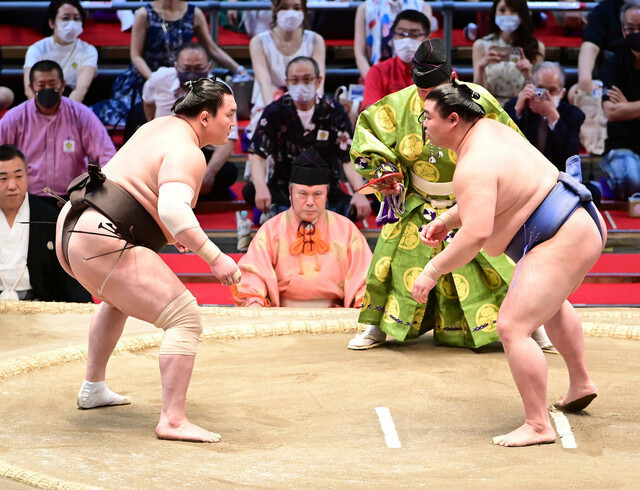 尾車親方「白鵬の立ち合いには本当に驚いた。思わず何やってんだと叫んでしまった」
2021年7月18日 6時0分スポーツ報知 # スポーツ# 大相撲
後ろに下がって仕切りをした白鵬(左)右は正代
後ろに下がって仕切りをした白鵬(左)右は正代
◆大相撲名古屋場所14日目(17日、愛知・ドルフィンズアリーナ)
横綱・白鵬が奇策で無傷14連勝を決めた。大関・正代との一番で、徳俵付近まで下がって仕切る立ち合い。最後は浴びせ倒しで退けた。綱取りの大関・照ノ富士は関脇・高安を寄り切り、こちらも譲らず14連勝を飾った。楽日は両者が激突。千秋楽全勝決戦は2012年名古屋場所の大関・日馬富士―横綱・白鵬以来で9年ぶり。1場所15日制が定着した1949年5月場所以降では6度目となる。元大関・琴風の尾車親方(スポーツ報知評論家)が大一番を占った。
※ ※ ※ ※
仕切り線から離れた白鵬の立ち合いには本当に驚いた。思わず「何やってんだ」と叫んでしまった。正代の体当たり気味の立ち合いを警戒したのか。それとも精彩を欠いている正代に「思い切って向かってこい」という“愛のムチ”なのか。意外なパフォーマンスに言葉を失った。
千秋楽では待望の全勝対決が実現した。勝負の行方を占うと真夏なのに寒気を感じるのは私だけだろうか。右の相四つ。左上手をどちらが先に取るかが鍵。そういう意味では立ち合いが最大のポイントになる。白鵬なら立ち合いで突っ張ったりすることもできる。照ノ富士に勝つ方法をいくつか持っているのも事実だが、私はあえてがっぷりになって力勝負に持ち込むと見ている。
がっぷりになったら勢いのある照ノ富士に分がある。それでも44度の優勝回数を誇る大横綱のプライドは、地獄を見てきた照ノ富士の生きざま、強さを直に感じるために真っ向勝負を求めていると思う。(尾車親方=スポーツ報知評論家)