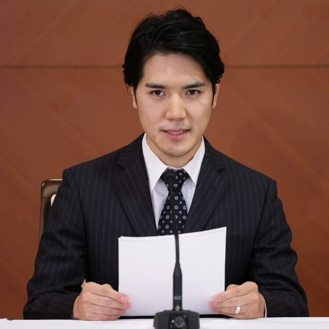 小室圭さん不合格情報に勤務先の法律事務所も困惑「提供できる情報がない」
10/30(土) 1:04配信
8337
この記事についてツイート
この記事についてシェア
NEWSポストセブン
小室圭さんの不合格情報に勤務先も困惑(撮影/JMPA)
秋篠宮ご夫妻の長女・眞子さん(30才)と、10月26日に結婚した小室圭さん(30才)が7月に受験したとされる米ニューヨーク州の司法試験の結果が、10月29日(日本時間)に公表された。だが、合格者の名簿に小室さんの名前はなかった。
【写真47枚】小室圭さん、デニムにジャケットのおしゃれ私服姿。他、眞子さんの薬指の指輪のアップ、眞子さんと佳子さまのハグ写真、小室佳代さんの金髪姿なども
試験主催者である「The New York State Board of Law Examiners」はホームページで、合格者をアルファベット別に発表した。「K」の欄に小室さんの名前はなかった。このリストが全ての合格者を網羅しているかなどは不明のようだが、不合格の可能性もあるという。
「今回の試験は9227人が受験し、合格率は63%と言われています。そもそも初めて受験した人の合格率は78%という数値がありますが、米国の弁護士会が優秀と認めたロースクール卒業生の場合、初めての受験者の合格率は87%というデータもあるようです。小室さんは論文で賞も受賞していますし、合格間違いなしと見られていましたが……」(米国在住ジャーナリスト)
仮に不合格だった場合、お二人のニューヨーク生活にも影響が出る可能性がある。小室さんは米国に5か所の拠点を構え、350人以上が働く法律事務所に就職。現在は「法務助手」として働き、収入は年収で600万円程度と見られているが、弁護士資格を取得すれば1年目でも2000万円を超える年収になる。
「既にニューヨークでの新居はドアマン付きで、家賃は日本円で月額80万円ほどの物件だと報じられています。眞子さんも噂されているメトロポリタン美術館に勤務されれば年収1500万円程度が見込まれるそうです。ニューヨークは物価が高いですが、ご夫婦の世帯年収が3500万円あれば、十分な生活ができるはずでした。小室さんが不合格だった場合、生活レベルにも影響が出るかもしれません」(前出・米国在住ジャーナリスト)
この合否は、ご夫婦の今後の生活にかかわるものだが、ある宮内記者は、「この合格者リスト以外でも合格者が発表される可能性もあり、さらには、そもそも受験していなかった、という可能性も出てきた」と、情報が錯綜していると明かす。
小室さんが勤務するニューヨークの法律事務所に問い合わせた。小室さんの合否について尋ねたところ、電話口に出た担当者は「それについて我々は何も情報がありませんし、提供できる情報もありません」と返答。仮に不合格だった場合、小室さんの仕事上のポジションにどんな影響があるのか、という質問には「提供できる情報はありません」と困惑した様子で答えるのみだった。
ニューヨーク州の司法試験は年に2回あり、次は来年の2月に予定されている。