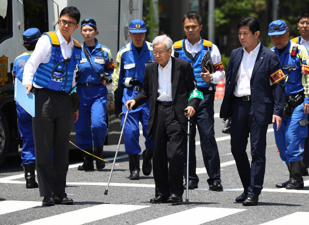 下の方のお説のとおりですわ。
いやいや、バカ面晒す程度ならいいんですよ。
裁判というのが公の機関を使ってる以上、メリットがなったら一切だんまりじゃ、食い逃げです。
現況見る限りアー姐さんの態度はなってません。
このままでは私も甚だ遺憾ながら、バカッター分類の反対派なるものに回らざるを得ません。
何ですか?あのバカッターは!
埒もない投稿に茶坊主が一斉によいしょを入れてさ。
どうしても傷口を舐めて貰いたいならお付に、女なら誰でも持ってる足の付け根の大傷でも舐めて貰えばいい!
と、シモネタに続ければ…
往時のオウムでは股舐め修行ってのはなかったのかしら?
まさかのうんち食べ修行があったというだから、これもあっても不思議ではありません。
掲示板サイトのSM板で年下女上司ものとして、結構話題になってましたよ。
オウムってのは年齢や外部での地位は一切度外視の軍隊組織。
TVでも、自分の娘の年代よりも下と思われるティーン女幹部に絶対服従している壮年男の信者の姿を、よく映してましたよ。
そのティーン♀がこっそり悪戯心を起こしたら…そこらあたりがヒントでしょうね。
時にオウムの連中ってのは、きわめて不衛生でろくすっぽ風呂にもはいらないものですから、匂うですよ。
ことに新陳代謝の激しいティーンなんてのは、汚れギャルという月並みな言葉では片付かないほどのきったなさでしょうね。
その彼女が股舐めを命令してきたとなったら…
もうこの世の地獄ですわ。
アンモニア原液を嗅がされたの等しい激臭で鼻がバカになった状態で、垢とシッコで貼り固まった陰毛を唾液で溶かして飲み込むとこが出発。
ことによったら、うんちを喰わされるより不潔かもしれませぬぞ。
あまりのつらさに、大の男が声を上げて泣くこと必定です。