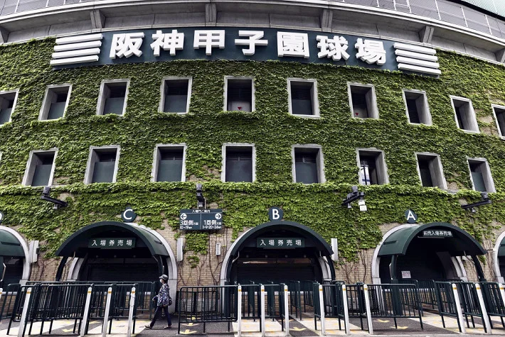 暴力団員立ち入り禁止の甲子園球場でプロ野球観戦、組員２人を建造物侵入容疑で逮捕.png暴力団員の立ち入りを禁止している阪神甲子園球場（兵庫県西宮市）でプロ野球を観戦したとして、兵庫県警は２５日、いずれも暴力団組員の大阪市阿倍野区の男（７８）、同市浪速区の男（５２）の両容疑者を建造物侵入容疑で逮捕したと発表した。容疑を認めているという。

阪神甲子園球場
　発表では、２人は４月８日、球場周辺のポスターやチケットに「暴力団関係者お断り」などと記されていたにもかかわらず、球場に入って阪神対ヤクルトの試合を観戦した疑い。


[PR]
　２人は観戦を終えて路上に駐車していた車に戻ったところ、警察官から職務質問され、観戦していたことがわかったという。

　プロ野球暴力団等排除対策協議会は２００３年１２月、暴力団と悪質な応援団を球界から追放する「暴力団等排除宣言」を採択。宣言では、暴力団員を球場に入れないことなどを明記している。