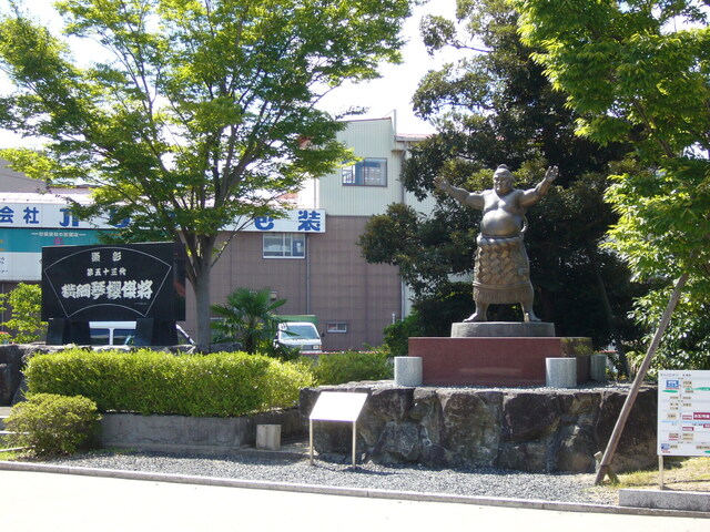 Kotozakura_Masakatsu_Bronze_statue.jpg