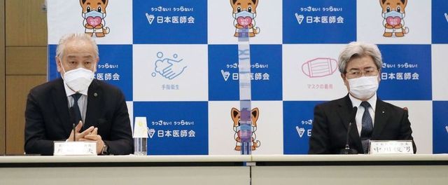 日医など9団体が緊急声明「感染爆発避けるため、危機感共有を」
7/29(木) 23:10配信
4875
この記事についてツイート
この記事についてシェア
毎日新聞
マスク姿の人たちが行き交うJR東京駅=東京都千代田区で、丸山博撮影
新型コロナウイルスの感染者急増によって医療提供体制の逼迫(ひっぱく)は間近だとして、日本医師会(日医)や日本病院会など9団体が29日、緊急声明を出した。声明は全国の感染者数が過去最多を更新したことに触れ、「今後の爆発的感染拡大を避けるための危機感の共有と対策が必須」と指摘。全国を対象に緊急事態宣言を出すことを検討し、40~64歳のワクチン接種を推進するよう政府に求めている。
【承認ワクチン3社】接種間隔や年齢、有効性の違い
記者会見した日医の中川俊男会長は「(緊急事態宣言は)要請がないから発令しないというスタンスでは間に合わない。政府には早め早めに手を打ってほしい」と訴えた。開催中の東京オリンピックの影響について問われた東京都医師会の尾崎治夫会長は「(五輪の開催で)お祭り騒ぎをしているのに自粛してと言うのは難しく、間接的な影響はあったかもしれない」と語った。
声明は、40~50代の中等症患者の増加で医療の逼迫が懸念されると指摘し、政府に十分で安定したワクチンの供給を要請。国民には徹底的にテレワークを実施することなどを求めている。
声明は日医、日本病院会のほか、日本歯科医師会、日本薬剤師会、日本看護協会、全日本病院協会、日本医療法人協会、日本精神科病院協会、東京都医師会の連名で出された。【神足俊輔】
https://www.yomiuri.co.jp/medical/20210729-OYT1T50408/
日医など9団体、全国に緊急事態宣言求める緊急声明…「病床がひっ迫しつつある」
2021/07/29 22:12
新型コロナ
新型コロナウイルスの感染再拡大を受け、日本医師会や全日本病院協会など9団体は29日、東京都内で合同記者会見を開き、全国に緊急事態宣言の発令を検討することなどを政府に求める緊急声明を発表した。
新型コロナウイルス
声明では、感染者の増加に伴い「病床 逼迫ひっぱく が現実に発生しつつある」と指摘。さらに、入院調整待機者や自宅療養者などの急増から「重症者用病床使用率が(最も深刻な)ステージ4に達していなくても、医療の逼迫が迫っている」と訴えた。その上で「爆発的な感染拡大を避けるための危機感の共有と対策が必須」とし、〈1〉緊急事態宣言の対象区域を全国とすることの検討〈2〉テレワークや直行直帰の徹底〈3〉40~64歳と持病のある人へのワクチン接種の推進――などを求めた。
