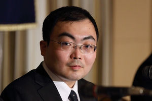 下の方のお説のとおりですわ。
いやいや、バカ面晒す程度ならいいんですよ。
裁判というのが公の機関を使ってる以上、メリットがなったら一切だんまりじゃ、食い逃げです。
現況見る限りアー姐さんの態度はなってません。
このままでは私も甚だ遺憾ながら、バカッター分類の反対派なるものに回らざるを得ません。
何ですか?あのバカッターは!
埒もない投稿に茶坊主が一斉によいしょを入れてさ。
どうしても傷口を舐めて貰いたいならお付に、女なら誰でも持ってる足の付け根の大傷でも舐めて貰えばいい!
と、シモネタに続ければ…
往時のオウムでは股舐め修行ってのはなかったのかしら?
まさかのうんち食べ修行があったというだから、これもあっても不思議ではありません。
掲示板サイトのSM板で年下女上司ものとして、結構話題になってましたよ。
オウムってのは年齢や外部での地位は一切度外視の軍隊組織。
TVでも、自分の娘の年代よりも下と思われるティーン女幹部に絶対服従している壮年男の信者の姿を、よく映してましたよ。
そのティーン♀がこっそり悪戯心を起こしたら…そこらあたりがヒントでしょうね。
時にオウムの連中ってのは、きわめて不衛生でろくすっぽ風呂にもはいらないものですから、匂うですよ。
ことに新陳代謝の激しいティーンなんてのは、汚れギャルという月並みな言葉では片付かないほどのきったなさでしょうね。
その彼女が股舐めを命令してきたとなったら…
もうこの世の地獄ですわ。
アンモニア原液を嗅がされたの等しい激臭で鼻がバカになった状態で、垢とシッコで貼り固まった陰毛を唾液で溶かして飲み込むとこが出発。
ことによったら、うんちを喰わされるより不潔かもしれませぬぞ。
あまりのつらさに、大の男が声を上げて泣くこと必定です。